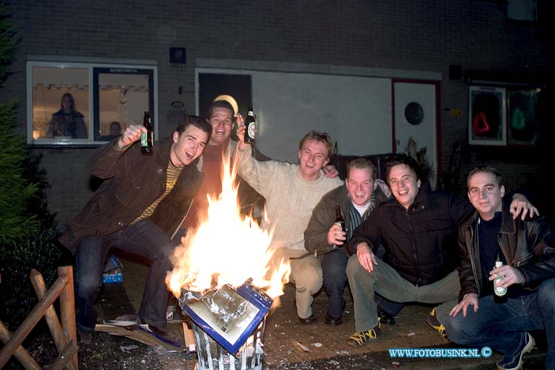 05010115.jpg - FOTOOPDRACHT:Dordrecht:01-01-2005:gezellig oud en nieuw vieren op het boris pastenakerf met vuur korf en bierDeze digitale foto blijft eigendom van FOTOPERSBURO BUSINK. Wij hanteren de voorwaarden van het N.V.F. en N.V.J. Gebruik van deze foto impliceert dat u bekend bent  en akkoord gaat met deze voorwaarden bij publicatie.EB/ETIENNE BUSINK