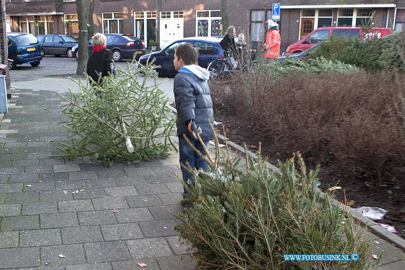 08010201.jpg - FOTOOPDRACHT:Dordrecht:02-01-2008:Oude kerstbomen leveren 50 eurocent op inzammelplaats. eemsteijnpleinDeze digitale foto blijft eigendom van FOTOPERSBURO BUSINK. Wij hanteren de voorwaarden van het N.V.F. en N.V.J. Gebruik van deze foto impliceert dat u bekend bent  en akkoord gaat met deze voorwaarden bij publicatie.EB/ETIENNE BUSINK