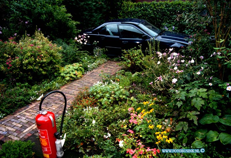 98090307.jpg - DE DORDTENAAR :H.I.AMABACHT:03-09-1998: OP DE VEERSEDIJK RAAKT VAN MIDDAG OM 15.00 EEN AUTO VAN DE DIJK DIE DOOR DE HEG IN DE TUIN VAN EEN WONING  10 METER LAGER BELANDE ER VIEL SLECHTS 1 LICHT GEWONDE.Deze digitale foto blijft eigendom van FOTOPERSBURO BUSINK. Wij hanteren de voorwaarden van het N.V.F. en N.V.J. Gebruik van deze foto impliceert dat u bekend bent  en akkoord gaat met deze voorwaarden bij publicatie.EB/ETIENNE BUSINK