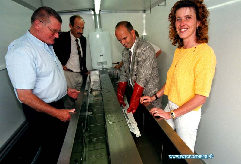 98090410.jpg - DE DORDTENAAR :ZWIJNDRECGT:04-09-1998: GERARD DOUWSTRAAT RIJDENDE MOBILE STOMERIJ VOOR LUXAFLEXEN. DHR VAN DER WEILDeze digitale foto blijft eigendom van FOTOPERSBURO BUSINK. Wij hanteren de voorwaarden van het N.V.F. en N.V.J. Gebruik van deze foto impliceert dat u bekend bent  en akkoord gaat met deze voorwaarden bij publicatie.EB/ETIENNE BUSINK