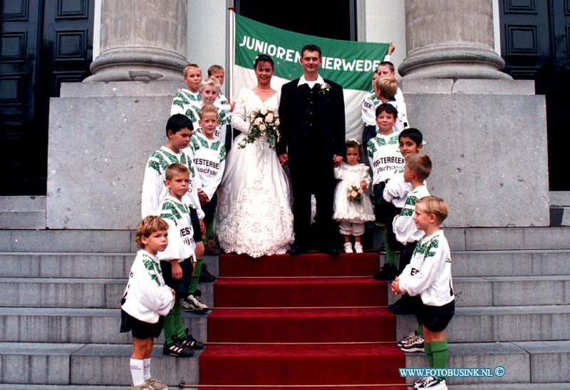 98090413.jpg - DE DORDTENAAR :DORDRECHT:04-09-1998:STADHUIS DORDRECHT HUWELIJK VAN MARCO KROONEN EN MIRANDA TIELEMAN MET EREHAAG VAN JEUGT VAN VV MERWEDE.Deze digitale foto blijft eigendom van FOTOPERSBURO BUSINK. Wij hanteren de voorwaarden van het N.V.F. en N.V.J. Gebruik van deze foto impliceert dat u bekend bent  en akkoord gaat met deze voorwaarden bij publicatie.EB/ETIENNE BUSINK