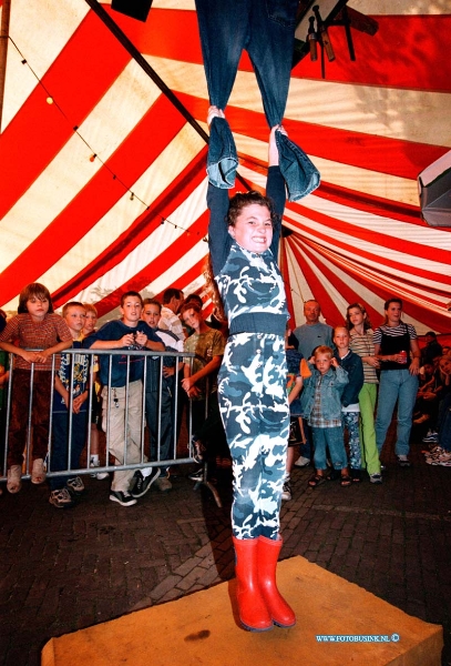 98090503.jpg - DE DORDTENAAR :STRIJEN:05-09-1998:SPIJKERBROEK HANGEN OP TENT BIJ KERMIS IN STRIJEN OP HET SPUI.Deze digitale foto blijft eigendom van FOTOPERSBURO BUSINK. Wij hanteren de voorwaarden van het N.V.F. en N.V.J. Gebruik van deze foto impliceert dat u bekend bent  en akkoord gaat met deze voorwaarden bij publicatie.EB/ETIENNE BUSINK