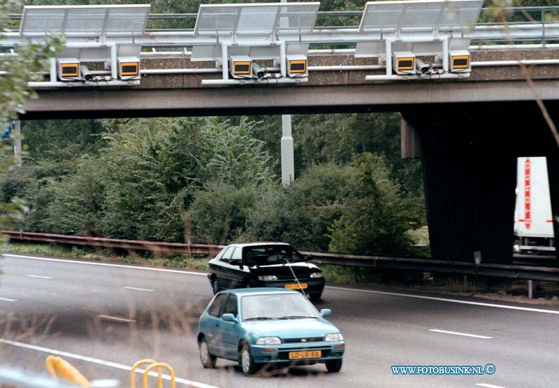 98090710.jpg - WFA : dordrecht:07-09-1998: de officele ingebruik namen van de digitale snelheids meter op de rw a16 t/h van dordrecht door het O.M. en politie zhz en rijkswaterstaat op de rijkstroken van uit breda naar rotterdam.de opening werdt verricht door dhr d schouten van politie zhz ,dhr c.j.l. van dam officier van justitie en dhr th van gazelle van rijkswaterstraat. de handling gebeurde in het postilion hotel te dordrecht.Deze digitale foto blijft eigendom van FOTOPERSBURO BUSINK. Wij hanteren de voorwaarden van het N.V.F. en N.V.J. Gebruik van deze foto impliceert dat u bekend bent  en akkoord gaat met deze voorwaarden bij publicatie.EB/ETIENNE BUSINK