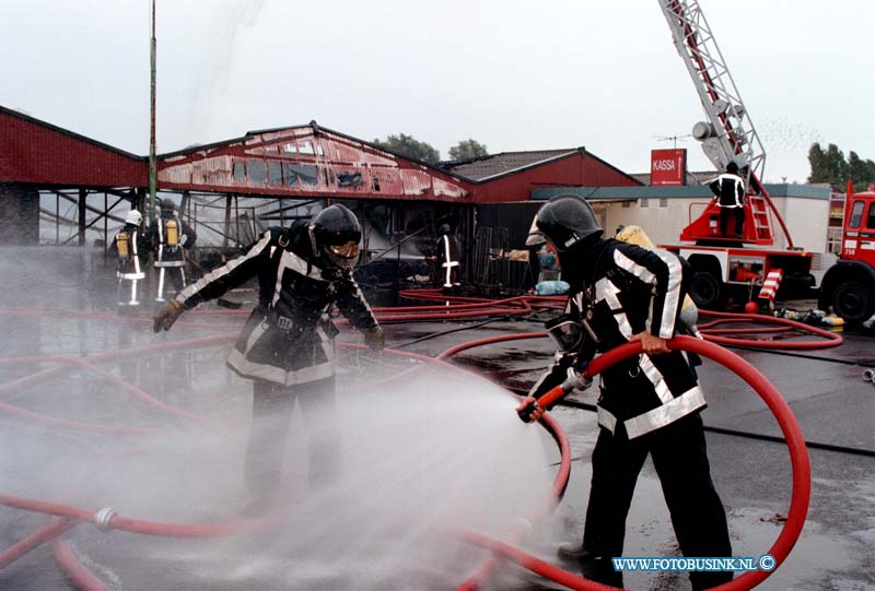 98090716.jpg - DE DORDTENAAR :heinenoord:07-09-1998:een uitslaande brand heeft om 9.30 twee halen van de witte markt aan de boonsweg in heinenoord volledig in as gelegt bij de brand kwam asbest vrij maar er was wegens de gunstige windt geen gevaar voor de omwoonende.de schade wordt geraamt op diverse tonnen.Deze digitale foto blijft eigendom van FOTOPERSBURO BUSINK. Wij hanteren de voorwaarden van het N.V.F. en N.V.J. Gebruik van deze foto impliceert dat u bekend bent  en akkoord gaat met deze voorwaarden bij publicatie.EB/ETIENNE BUSINK