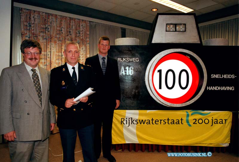 98090719.jpg - DE DORDTENAAR : dordrecht:07-09-1998: de officele ingebruik namen van de digitale snelheids meter op de rw a16 t/h van dordrecht door het O.M. en politie zhz en rijkswaterstaat op de rijkstroken van uit breda naar rotterdam.de opening werdt verricht door dhr d schouten van politie zhz ,dhr c.j.l. van dam officier van justitie en dhr th van gazelle van rijkswaterstraat. de handling gebeurde in het postilion hotel te dordrecht.Deze digitale foto blijft eigendom van FOTOPERSBURO BUSINK. Wij hanteren de voorwaarden van het N.V.F. en N.V.J. Gebruik van deze foto impliceert dat u bekend bent  en akkoord gaat met deze voorwaarden bij publicatie.EB/ETIENNE BUSINK