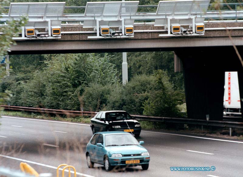 98090720.jpg - DE DORDTENAAR: dordrecht:07-09-1998: de officele ingebruik namen van de digitale snelheids meter op de rw a16 t/h van dordrecht door het O.M. en politie zhz en rijkswaterstaat op de rijkstroken van uit breda naar rotterdam.de opening werdt verricht door dhr d schouten van politie zhz ,dhr c.j.l. van dam officier van justitie en dhr th van gazelle van rijkswaterstraat. de handling gebeurde in het postilion hotel te dordrecht.Deze digitale foto blijft eigendom van FOTOPERSBURO BUSINK. Wij hanteren de voorwaarden van het N.V.F. en N.V.J. Gebruik van deze foto impliceert dat u bekend bent  en akkoord gaat met deze voorwaarden bij publicatie.EB/ETIENNE BUSINK