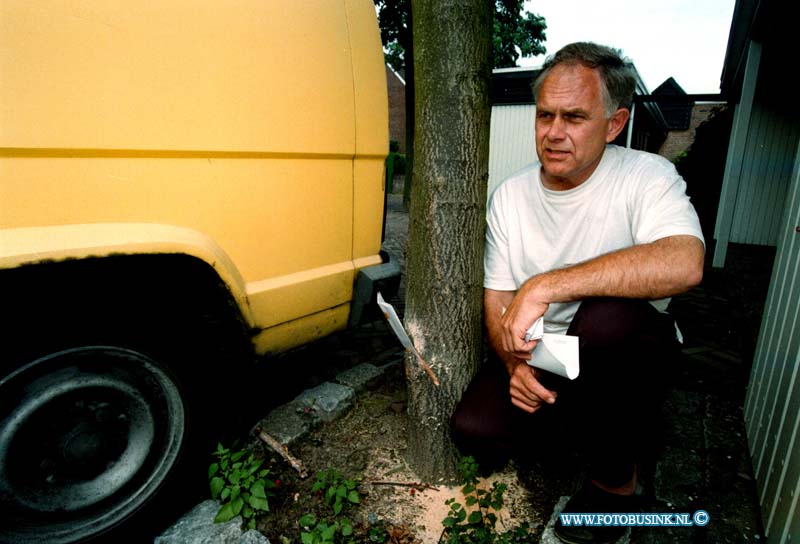 98090721.jpg - DE DORDTENAAR :ZWIJNDRECHT:07-09-1998:EEN MAN VOERTD PROTEST TEGEN HET OM ZAGEN VAN EEN BOOM OP HET MARSDIEP DOOR MIDDEL VAN ZIJN BUS VOOR DE BOOM TE ZETTEN EN ZIJN LICHAAM VOOR DE BOOM TE HOUDEN.Deze digitale foto blijft eigendom van FOTOPERSBURO BUSINK. Wij hanteren de voorwaarden van het N.V.F. en N.V.J. Gebruik van deze foto impliceert dat u bekend bent  en akkoord gaat met deze voorwaarden bij publicatie.EB/ETIENNE BUSINK