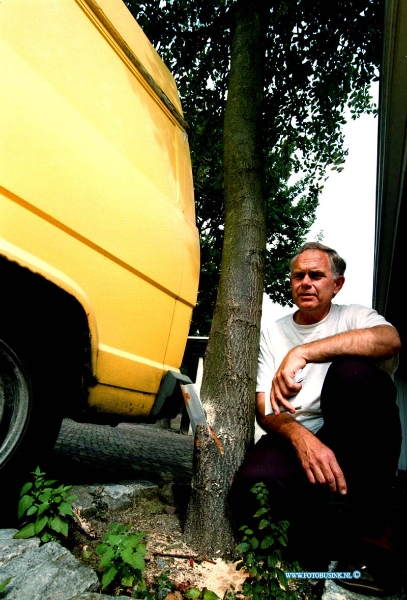 98090722.jpg - DE DORDTENAAR :ZWIJNDRECHT:07-09-1998:EEN MAN VOERTD PROTEST TEGEN HET OM ZAGEN VAN EEN BOOM OP HET MARSDIEP DOOR MIDDEL VAN ZIJN BUS VOOR DE BOOM TE ZETTEN EN ZIJN LICHAAM VOOR DE BOOM TE HOUDEN.Deze digitale foto blijft eigendom van FOTOPERSBURO BUSINK. Wij hanteren de voorwaarden van het N.V.F. en N.V.J. Gebruik van deze foto impliceert dat u bekend bent  en akkoord gaat met deze voorwaarden bij publicatie.EB/ETIENNE BUSINK