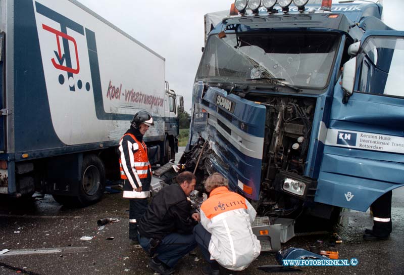 98090910.jpg - DE DORDTENAAR:PROVINALEWEG N 216/N218 :09-09-1998: EEN FRONTALE AANRIJDING TUSSEN 2 VRACHTWAGEN OP DE KRUISING PROVINALEWEG N216/218  PAPENDRECHT /MEERKERK RAAKTE 1 BESTUURDER BEKNELD  DE BRANDWEER MOEST DE MAN UIT ZIJN WRAK HALEN EN DE ANDERE CHAUFFEUR BELANDE OM EEN ANWB PAAL DE KRUISING WAS ONGEVEER 3 UUR  GESTREMT VOORHET VERKEER DE OORZAAK VAN HET ONGEVAL IS NOG NIET BEKENDDeze digitale foto blijft eigendom van FOTOPERSBURO BUSINK. Wij hanteren de voorwaarden van het N.V.F. en N.V.J. Gebruik van deze foto impliceert dat u bekend bent  en akkoord gaat met deze voorwaarden bij publicatie.EB/ETIENNE BUSINK