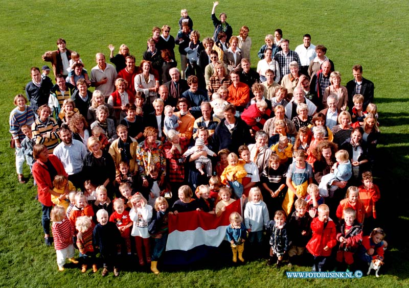 98091207.jpg - NETWERK:W.KOENDERMAN:GROEPSFOTO RECREATIEORRD DE BINNENMAAS.AFSCHEID MENSEN DIE NAAR AMERIUKA VERTREKKEN VOOR GOED.DTAUM 12-09-1998