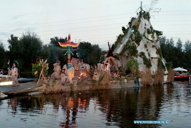 98091211.jpg - DE DORDTENAAR :OUDEKERK/GIESSENBURG:GONDELTOCHT:12-09-1998:DE GONDEL TOCHT VAN OUDEKERK/GIESSENBURG NAAR HARDINGSVELD GIESSENDAM.Deze digitale foto blijft eigendom van FOTOPERSBURO BUSINK. Wij hanteren de voorwaarden van het N.V.F. en N.V.J. Gebruik van deze foto impliceert dat u bekend bent  en akkoord gaat met deze voorwaarden bij publicatie.EB/ETIENNE BUSINK