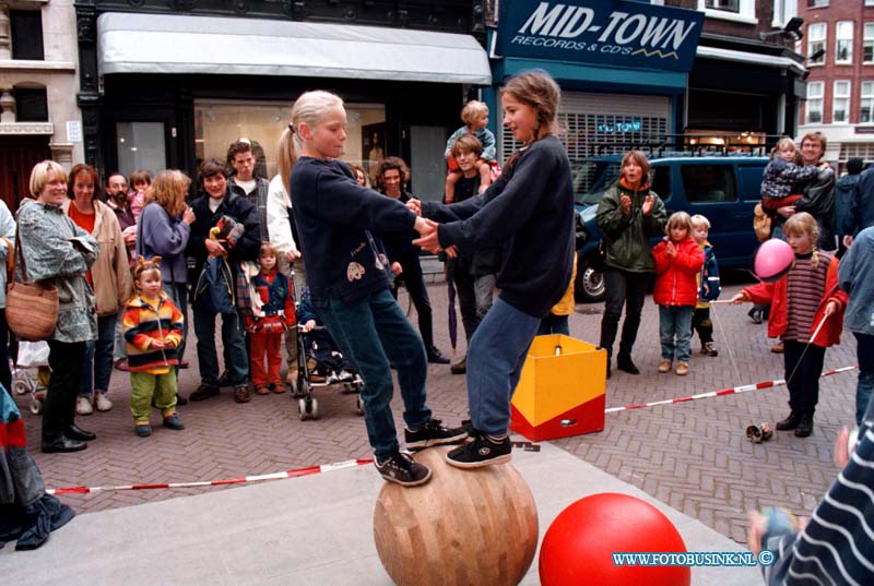 98091301.jpg - DE DORDTENAAR :DORDRECHT:13-09-1998:DORDT MONUMENTEEL STRAAT THEATER VOORSTRAATDeze digitale foto blijft eigendom van FOTOPERSBURO BUSINK. Wij hanteren de voorwaarden van het N.V.F. en N.V.J. Gebruik van deze foto impliceert dat u bekend bent  en akkoord gaat met deze voorwaarden bij publicatie.EB/ETIENNE BUSINK