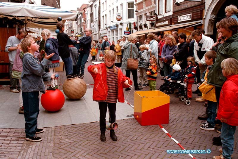 98091302.jpg - DE DORDTENAAR :DORDRECHT:13-09-1998:DORDT MONUMENTEEL STRAAT THEATER VOORSTRAATDeze digitale foto blijft eigendom van FOTOPERSBURO BUSINK. Wij hanteren de voorwaarden van het N.V.F. en N.V.J. Gebruik van deze foto impliceert dat u bekend bent  en akkoord gaat met deze voorwaarden bij publicatie.EB/ETIENNE BUSINK