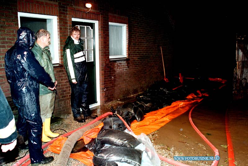 98091411.jpg - DE DORDTENAAR :WATEROVERLAST:14-09-1998: GOUDSWAARD : BEWONNERS HIELPEN MEE OMZAND ZAKKEN NEER TELEGEN BIJ HUN WONINEWN OM ZO HET WATER BUITEN TE HOUDEN GEMAAL KAN HET WATER NIET AAN ER WORDEN EXSTRA POMPEN IN GEZET OM HET WATER UIT DE HOEKSEWAARDSE POLDERS TE HOUDEN VELE HUIZEN LIEPEN AL ONDER WATER.Deze digitale foto blijft eigendom van FOTOPERSBURO BUSINK. Wij hanteren de voorwaarden van het N.V.F. en N.V.J. Gebruik van deze foto impliceert dat u bekend bent  en akkoord gaat met deze voorwaarden bij publicatie.EB/ETIENNE BUSINK