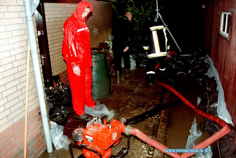 98091412.jpg - DE DORDTENAAR :WATEROVERLAST:14-09-1998: GOUDSWAARD : BEWONNERS HIELPEN MEE OMZAND ZAKKEN NEER TELEGEN BIJ HUN WONINEWN OM ZO HET WATER BUITEN TE HOUDEN GEMAAL KAN HET WATER NIET AAN ER WORDEN EXSTRA POMPEN IN GEZET OM HET WATER UIT DE HOEKSEWAARDSE POLDERS TE HOUDEN VELE HUIZEN LIEPEN AL ONDER WATER.Deze digitale foto blijft eigendom van FOTOPERSBURO BUSINK. Wij hanteren de voorwaarden van het N.V.F. en N.V.J. Gebruik van deze foto impliceert dat u bekend bent  en akkoord gaat met deze voorwaarden bij publicatie.EB/ETIENNE BUSINK