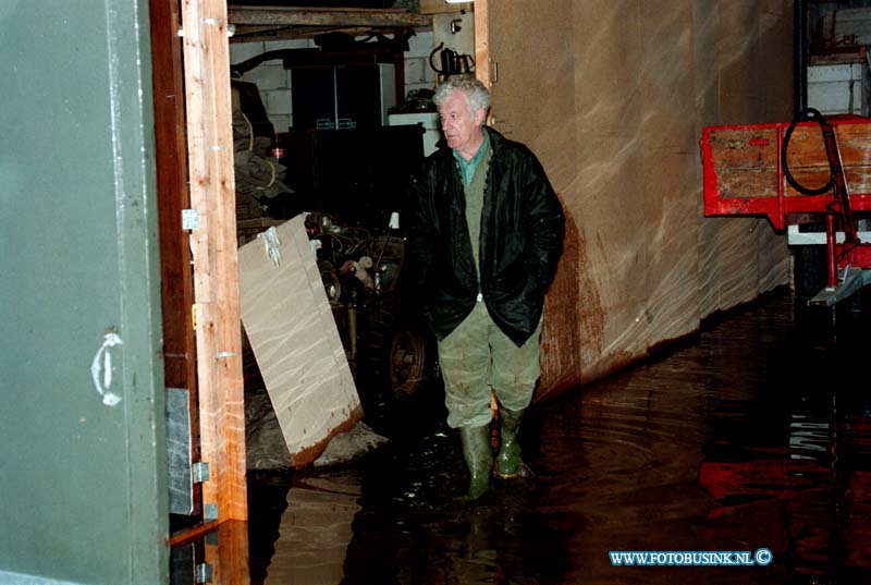 98091413.jpg - DE DORDTENAAR :WATEROVERLAST:14-09-1998: GOUDSWAARD : BEWONNERS HIELPEN MEE OMZAND ZAKKEN NEER TELEGEN BIJ HUN WONINEWN OM ZO HET WATER BUITEN TE HOUDEN GEMAAL KAN HET WATER NIET AAN ER WORDEN EXSTRA POMPEN IN GEZET OM HET WATER UIT DE HOEKSEWAARDSE POLDERS TE HOUDEN VELE HUIZEN LIEPEN AL ONDER WATER.Deze digitale foto blijft eigendom van FOTOPERSBURO BUSINK. Wij hanteren de voorwaarden van het N.V.F. en N.V.J. Gebruik van deze foto impliceert dat u bekend bent  en akkoord gaat met deze voorwaarden bij publicatie.EB/ETIENNE BUSINK