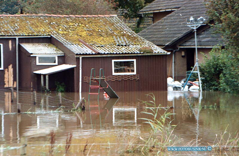 98091417.jpg - Dirk Hol:14-09-1998:minshereland/goudswaard:water overlast in in regio zuid holand zuidDeze digitale foto blijft eigendom van FOTOPERSBURO BUSINK. Wij hanteren de voorwaarden van het N.V.F. en N.V.J. Gebruik van deze foto impliceert dat u bekend bent  en akkoord gaat met deze voorwaarden bij publicatie.EB/ETIENNE BUSINK