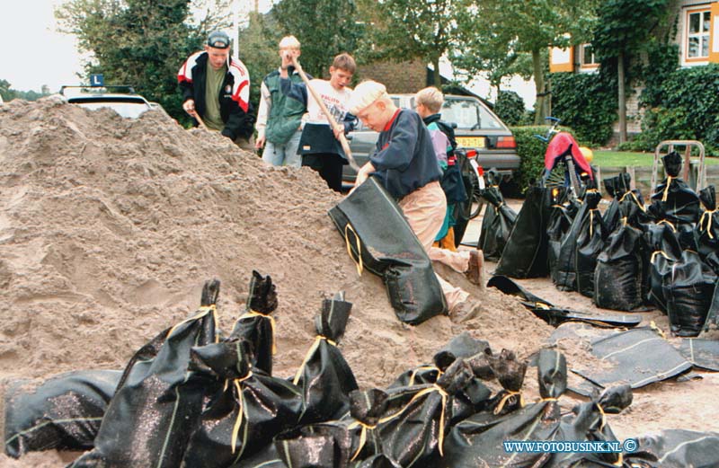 98091418.jpg - Dirk Hol:14-09-1998:minshereland/goudswaard:water overlast in in regio zuid holand zuidDeze digitale foto blijft eigendom van FOTOPERSBURO BUSINK. Wij hanteren de voorwaarden van het N.V.F. en N.V.J. Gebruik van deze foto impliceert dat u bekend bent  en akkoord gaat met deze voorwaarden bij publicatie.EB/ETIENNE BUSINK