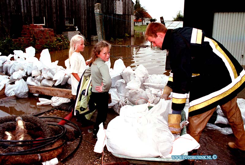 98091503.jpg - WFA :GOUDSWAARD:WATEROVERLAST:15-09-1998:OP DE DORPSSTRAAT IN GOUDSWAARDT ZIJN ZELFS DE JEUGT BETROKKEN BIJ DE WAQTEROVERLAST ZE VULDE DE GEHELEDAG ZAND ZAKEN VOOR DE BRANDWEER  DIE ZE WEER GEBRUIKTE OM HUISEN DROOG TE HPOUDENOOK MINISTER APOTHEKER  VAN LANDBOUW KWAM EEN KIJKJE NEMEN BIJ BOER SCHELLING OP DE BOS WEG 1 IN GOUDSWAARD.Deze digitale foto blijft eigendom van FOTOPERSBURO BUSINK. Wij hanteren de voorwaarden van het N.V.F. en N.V.J. Gebruik van deze foto impliceert dat u bekend bent  en akkoord gaat met deze voorwaarden bij publicatie.EB/ETIENNE BUSINK