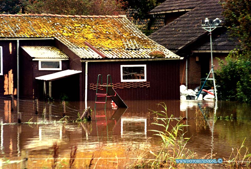 98091505.jpg - WFA :GOUDSWAARD:WATEROVERLAST:15-09-1998:OP DE DORPSSTRAAT IN GOUDSWAARDT ZIJN ZELFS DE JEUGT BETROKKEN BIJ DE WAQTEROVERLAST ZE VULDE DE GEHELEDAG ZAND ZAKEN VOOR DE BRANDWEER  DIE ZE WEER GEBRUIKTE OM HUISEN DROOG TE HPOUDENOOK MINISTER APOTHEKER  VAN LANDBOUW KWAM EEN KIJKJE NEMEN BIJ BOER SCHELLING OP DE BOS WEG 1 IN GOUDSWAARD.Deze digitale foto blijft eigendom van FOTOPERSBURO BUSINK. Wij hanteren de voorwaarden van het N.V.F. en N.V.J. Gebruik van deze foto impliceert dat u bekend bent  en akkoord gaat met deze voorwaarden bij publicatie.EB/ETIENNE BUSINK