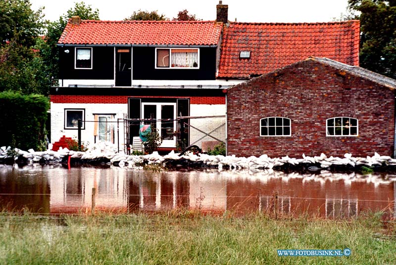 98091506.jpg - WFA :GOUDSWAARD:WATEROVERLAST:15-09-1998:OP DE DORPSSTRAAT IN GOUDSWAARDT ZIJN ZELFS DE JEUGT BETROKKEN BIJ DE WAQTEROVERLAST ZE VULDE DE GEHELEDAG ZAND ZAKEN VOOR DE BRANDWEER  DIE ZE WEER GEBRUIKTE OM HUISEN DROOG TE HPOUDENOOK MINISTER APOTHEKER  VAN LANDBOUW KWAM EEN KIJKJE NEMEN BIJ BOER SCHELLING OP DE BOS WEG 1 IN GOUDSWAARD.Deze digitale foto blijft eigendom van FOTOPERSBURO BUSINK. Wij hanteren de voorwaarden van het N.V.F. en N.V.J. Gebruik van deze foto impliceert dat u bekend bent  en akkoord gaat met deze voorwaarden bij publicatie.EB/ETIENNE BUSINK