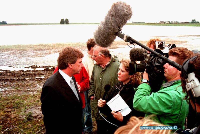 98091508.jpg - FOTOOPDRACHT:DE DORDTENAAR :GOUDSWAARD:WATEROVERLAST:15-09-1998:OP DE DORPSSTRAAT IN GPOUDSWAARDT ZIJN ZELFS DE JEUGT BETROKKEN BIJ DE WAQTEROVERLAST ZE VULDE DE GEHELEDAG ZAND ZAKEN VOOR DE BRANDWEER  DIE DE HUISEN WATER DICHT PROBEERDE TE KRIJGENOOK MINISTER APOTHEKER  VAN LANDBOUW KWAM EEN KIJKJE NEMEN BIJ BOER SCHELLING OP DE BOS WEG 1 IN GOUDSWAARD.Deze digitale foto blijft eigendom van FOTOPERSBURO BUSINK. Wij hanteren de voorwaarden van het N.V.F. en N.V.J. Gebruik van deze foto impliceert dat u bekend bent  en akkoord gaat met deze voorwaarden bij publicatie.EB/ETIENNE BUSINK