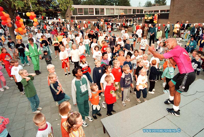 98091804.jpg - DE DORDTENAAR :HEERJAARSDAM:JUBILEUM:18-09-1998:HET 25 JARIGE JUBILEUM VAN DE DIRKTEUR DHR VAN DE GELDER VAN DE KONINGIN JULIANA SCHOOL AAN DE SPORTLAAN KINDEREN DEON AAN AEROBICEN.Deze digitale foto blijft eigendom van FOTOPERSBURO BUSINK. Wij hanteren de voorwaarden van het N.V.F. en N.V.J. Gebruik van deze foto impliceert dat u bekend bent  en akkoord gaat met deze voorwaarden bij publicatie.EB/ETIENNE BUSINK