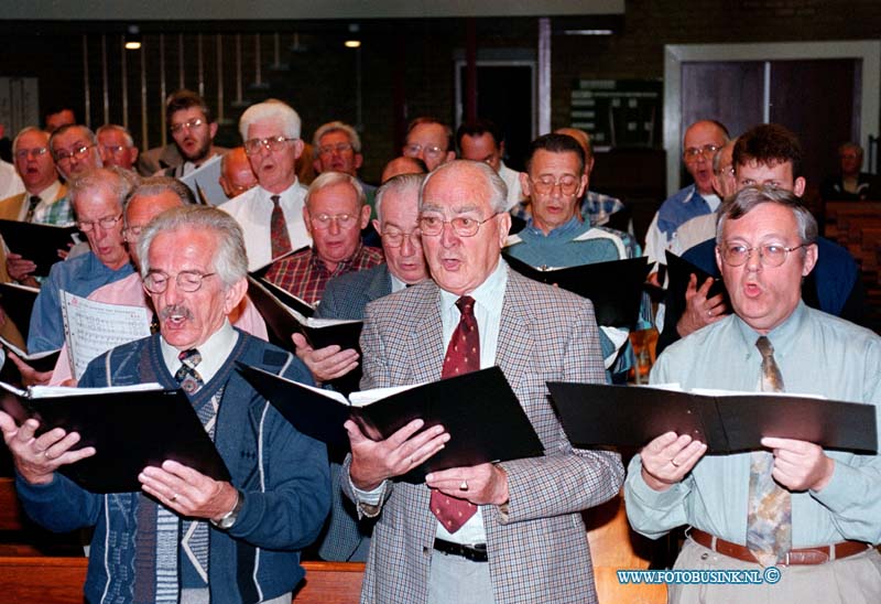 98091806.jpg - DE DORDTENAAR :PUTTERSHOEK:KERKOOR:18-09-1998:HET GERF. KERKKKOR DOEN EEN GENERALE REPETITIE VOOR HUN OPTREDEN IN TSJECHIE. REMBRANDLLAN 1.Deze digitale foto blijft eigendom van FOTOPERSBURO BUSINK. Wij hanteren de voorwaarden van het N.V.F. en N.V.J. Gebruik van deze foto impliceert dat u bekend bent  en akkoord gaat met deze voorwaarden bij publicatie.EB/ETIENNE BUSINK