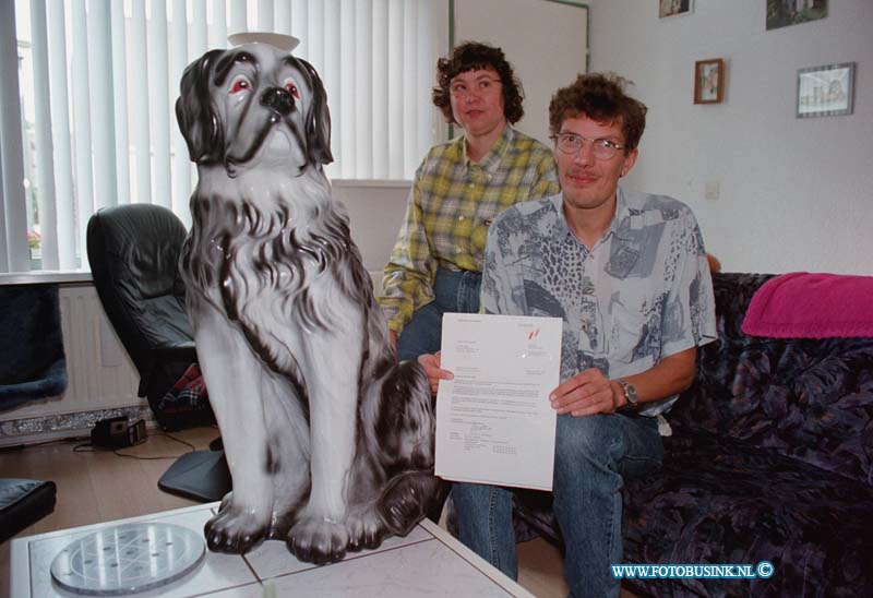 98091812.jpg - DE WEEK VAN BUS :DORDRECHT :18-09-1998:EEN BEWONNER VAN DE STADSPOLDERS HEEFT EEN AANSLAG GEKREGEN VAN DE HONDEBELASTING OMDAT HIJ EEN PLACTIC HOND IN DE HUIS KAMER HEEFT ZITTEN DE CONTROLEUR WAS WAARCSHIJNLIJK SLECHT ZIENDE.Deze digitale foto blijft eigendom van FOTOPERSBURO BUSINK. Wij hanteren de voorwaarden van het N.V.F. en N.V.J. Gebruik van deze foto impliceert dat u bekend bent  en akkoord gaat met deze voorwaarden bij publicatie.EB/ETIENNE BUSINK