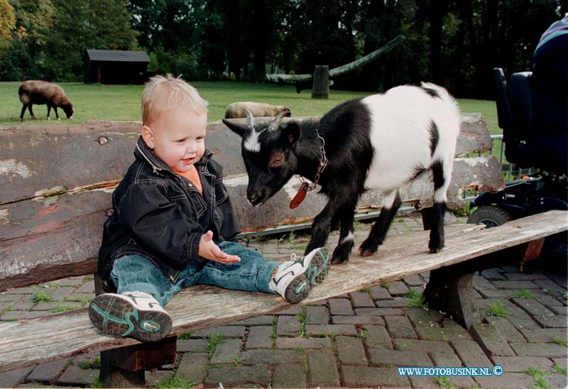 98091813.jpg - DE WEEK VAN BUS :DORDRECHT:18-09-1998:HET MOOIE WEER VAN DEZE WEEK WORDT NOG EVEN VOLOP GEPROVITEERD DOOR DE DORDTSE BEVOLKING HIER MIJN ZOON BRUCE IN DE WEIZIGT PARK IN DE KINDER BOERDERIJ.Deze digitale foto blijft eigendom van FOTOPERSBURO BUSINK. Wij hanteren de voorwaarden van het N.V.F. en N.V.J. Gebruik van deze foto impliceert dat u bekend bent  en akkoord gaat met deze voorwaarden bij publicatie.EB/ETIENNE BUSINK