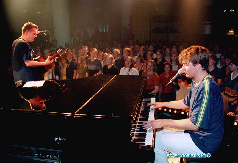 98091903.jpg - DE DORDTENAAR :DORDRECHT:19-09-1998:IN BIBLOT SPEELDE ACDA EN DE MUNK OP ZATERDAGAVOND.HET WAS TOTAAL UITVERKOCHT EN DE STEMMING ZAT ER LEKKER IN BIBELOT AAN DE WIJNSTRAAT.VOOR DE NAJAARS BIJLAGEDeze digitale foto blijft eigendom van FOTOPERSBURO BUSINK. Wij hanteren de voorwaarden van het N.V.F. en N.V.J. Gebruik van deze foto impliceert dat u bekend bent  en akkoord gaat met deze voorwaarden bij publicatie.EB/ETIENNE BUSINK