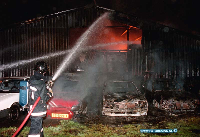 98092006.jpg - GORCHUMSE COURANT :GORINCHEM:20-09-1998: EEN KORTE MAAR UITSLAANDE BRAND HEEFT EEN BEDRIJF IN AUTO VERWEONST OP DE BUITENBAAN IN GORCHUM DE BRAND WERDT OM STREEKS 01.44 GEMELD MOGELIJK IS ER SPRAAKE VAN BRANDSTICHTING.Deze digitale foto blijft eigendom van FOTOPERSBURO BUSINK. Wij hanteren de voorwaarden van het N.V.F. en N.V.J. Gebruik van deze foto impliceert dat u bekend bent  en akkoord gaat met deze voorwaarden bij publicatie.EB/ETIENNE BUSINK