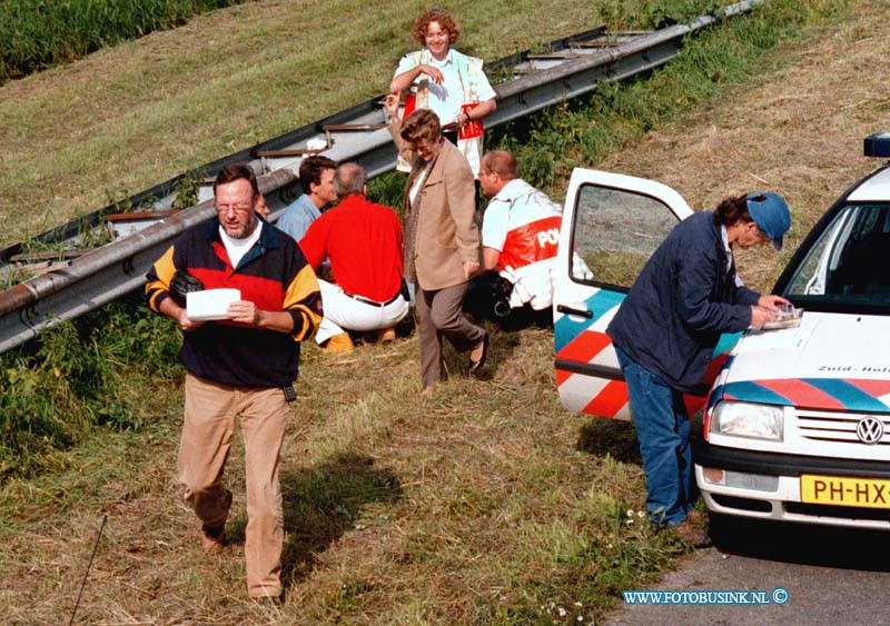 98092101.jpg - WFA :ZWIJNDRECHT:ONGEVAL 5 VRACHTWAGENS RW A16:21-09-12998: OM 11.40 UUR  REDEN 5 VRACHTWAGENS OP ELKAAR IN TOEN DE VOORSTE PLOTSELING REMDE  TIJDENS WEG WERKZAAM HEDEN . WAREN ER 2 PERSONEN AUTO EN DIE  EEN ONGELIJK HADDEN GEHAD DE POLITIE STOND DE AANRIJDIUNG OP TE NEMEN OP DE VLUCHTSTROOK . TOEN DE VRACHTWAGENS OP ELKAAR REDEN HEBBEN DE CHAUFFEURS WAARSCHIJNLIJK NAAR HET ONGEVAL GEKEKEN ER RAAKTE 2 CHAUFFEURS GEWOND EN EEN DREDE WERDT TIJDENS HET VERHOOR ONWEL DE RIJKSW EG WERDT EVEN AF GESLOTEN HET DUURDE 2 UUR VOOR ALLES WAS OPGERUIMT GEEN VAN DE VRACHTWAGENS KON NOG RIJDEN EN WERDEN AFGESLEEPT ER ONSTOND EEN PAAR KILOMETER FILE HIER DOOR.Deze digitale foto blijft eigendom van FOTOPERSBURO BUSINK. Wij hanteren de voorwaarden van het N.V.F. en N.V.J. Gebruik van deze foto impliceert dat u bekend bent  en akkoord gaat met deze voorwaarden bij publicatie.EB/ETIENNE BUSINK