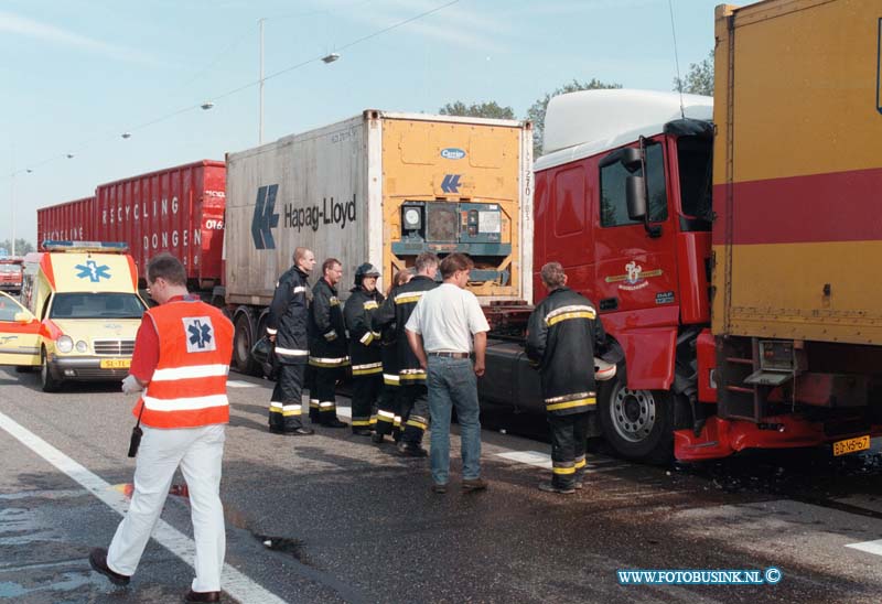 98092105.jpg - ROTTERDAMS DAGBLAD:ZWIJNDRECHT:ONGEVAL 5 VRACHTWAGENS RW A16:21-09-12998: OM 11.40 UUR  REDEN 5 VRACHTWAGENS OP ELKAAR IN TOEN DE VOORSTE PLOTSELING REMDE  TIJDENS WEG WERKZAAM HEDEN . WAREN ER 2 PERSONEN AUTO EN DIE  EEN ONGELIJK HADDEN GEHAD DE POLITIE STOND DE AANRIJDIUNG OP TE NEMEN OP DE VLUCHTSTROOK . TOEN DE VRACHTWAGENS OP ELKAAR REDEN HEBBEN DE CHAUFFEURS WAARSCHIJNLIJK NAAR HET ONGEVAL GEKEKEN ER RAAKTE 2 CHAUFFEURS GEWOND EN EEN DREDE WERDT TIJDENS HET VERHOOR ONWEL DE RIJKSW EG WERDT EVEN AF GESLOTEN HET DUURDE 2 UUR VOOR ALLES WAS OPGERUIMT GEEN VAN DE VRACHTWAGENS KON NOG RIJDEN EN WERDEN AFGESLEEPT ER ONSTOND EEN PAAR KILOMETER FILE HIER DOOR.Deze digitale foto blijft eigendom van FOTOPERSBURO BUSINK. Wij hanteren de voorwaarden van het N.V.F. en N.V.J. Gebruik van deze foto impliceert dat u bekend bent  en akkoord gaat met deze voorwaarden bij publicatie.EB/ETIENNE BUSINK