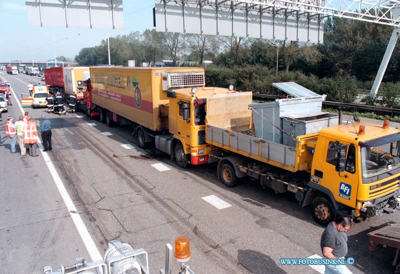 98092106.jpg - ROTTERDAMS DAGBLAD:ZWIJNDRECHT:ONGEVAL 5 VRACHTWAGENS RW A16:21-09-12998: OM 11.40 UUR  REDEN 5 VRACHTWAGENS OP ELKAAR IN TOEN DE VOORSTE PLOTSELING REMDE  TIJDENS WEG WERKZAAM HEDEN . WAREN ER 2 PERSONEN AUTO EN DIE  EEN ONGELIJK HADDEN GEHAD DE POLITIE STOND DE AANRIJDIUNG OP TE NEMEN OP DE VLUCHTSTROOK . TOEN DE VRACHTWAGENS OP ELKAAR REDEN HEBBEN DE CHAUFFEURS WAARSCHIJNLIJK NAAR HET ONGEVAL GEKEKEN ER RAAKTE 2 CHAUFFEURS GEWOND EN EEN DREDE WERDT TIJDENS HET VERHOOR ONWEL DE RIJKSW EG WERDT EVEN AF GESLOTEN HET DUURDE 2 UUR VOOR ALLES WAS OPGERUIMT GEEN VAN DE VRACHTWAGENS KON NOG RIJDEN EN WERDEN AFGESLEEPT ER ONSTOND EEN PAAR KILOMETER FILE HIER DOOR.Deze digitale foto blijft eigendom van FOTOPERSBURO BUSINK. Wij hanteren de voorwaarden van het N.V.F. en N.V.J. Gebruik van deze foto impliceert dat u bekend bent  en akkoord gaat met deze voorwaarden bij publicatie.EB/ETIENNE BUSINK