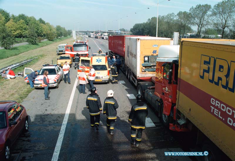 98092107.jpg - DE DORDTENAAR:ZWIJNDRECHT:ONGEVAL 5 VRACHTWAGENS RW A16:21-09-12998: OM 11.40 UUR  REDEN 5 VRACHTWAGENS OP ELKAAR IN TOEN DE VOORSTE PLOTSELING REMDE  TIJDENS WEG WERKZAAM HEDEN . WAREN ER 2 PERSONEN AUTO EN DIE  EEN ONGELIJK HADDEN GEHAD DE POLITIE STOND DE AANRIJDIUNG OP TE NEMEN OP DE VLUCHTSTROOK . TOEN DE VRACHTWAGENS OP ELKAAR REDEN HEBBEN DE CHAUFFEURS WAARSCHIJNLIJK NAAR HET ONGEVAL GEKEKEN ER RAAKTE 2 CHAUFFEURS GEWOND EN EEN DREDE WERDT TIJDENS HET VERHOOR ONWEL DE RIJKSW EG WERDT EVEN AF GESLOTEN HET DUURDE 2 UUR VOOR ALLES WAS OPGERUIMT GEEN VAN DE VRACHTWAGENS KON NOG RIJDEN EN WERDEN AFGESLEEPT ER ONSTOND EEN PAAR KILOMETER FILE HIER DOOR.Deze digitale foto blijft eigendom van FOTOPERSBURO BUSINK. Wij hanteren de voorwaarden van het N.V.F. en N.V.J. Gebruik van deze foto impliceert dat u bekend bent  en akkoord gaat met deze voorwaarden bij publicatie.EB/ETIENNE BUSINK