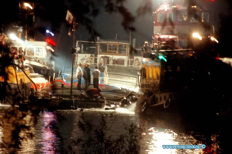 98092404.jpg - GPD MICHEL DE WIT :MOERDIJK:AANVAARING SCHIP:24-09-1998:EEN AANVAARING OP HET HOLLANDSDIEP T/H RIJKSHAVEN VAN MOERDIJK WERDT MET MAN EN MACHT HET ZINKENDESCHIP BOVEN WATER GEHOUDEN.Deze digitale foto blijft eigendom van FOTOPERSBURO BUSINK. Wij hanteren de voorwaarden van het N.V.F. en N.V.J. Gebruik van deze foto impliceert dat u bekend bent  en akkoord gaat met deze voorwaarden bij publicatie.EB/ETIENNE BUSINK