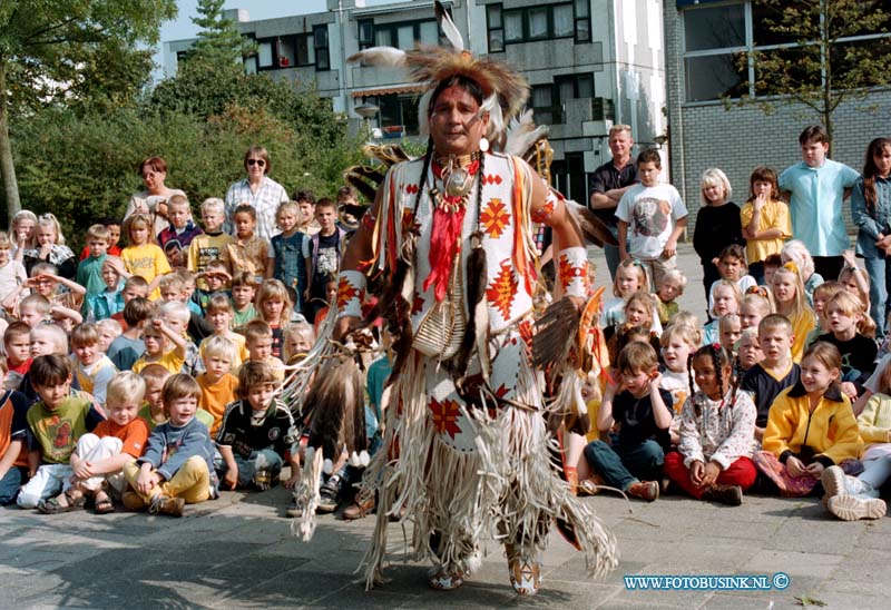 98092502.jpg - DE DORDTENAAR :DORDRECHTt:25-09-1998:SCHOOL DE KEERKRING OP DE OCKENBURG IN DORDRECHT ONTVANGEN VANDAAG ECHTE INDIANEN DIE IETS OVER HUN LAND EN LEEF WIJZEN VERTELLEN.Deze digitale foto blijft eigendom van FOTOPERSBURO BUSINK. Wij hanteren de voorwaarden van het N.V.F. en N.V.J. Gebruik van deze foto impliceert dat u bekend bent  en akkoord gaat met deze voorwaarden bij publicatie.EB/ETIENNE BUSINK