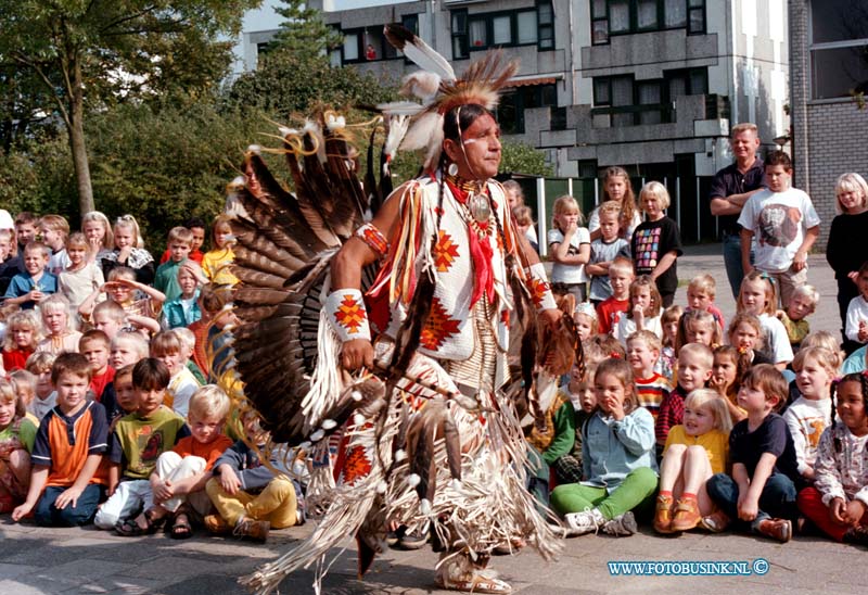 98092503.jpg - DE DORDTENAAR :DORDRECHTt:25-09-1998:SCHOOL DE KEERKRING OP DE OCKENBURG IN DORDRECHT ONTVANGEN VANDAAG ECHTE INDIANEN DIE IETS OVER HUN LAND EN LEEF WIJZEN VERTELLEN.Deze digitale foto blijft eigendom van FOTOPERSBURO BUSINK. Wij hanteren de voorwaarden van het N.V.F. en N.V.J. Gebruik van deze foto impliceert dat u bekend bent  en akkoord gaat met deze voorwaarden bij publicatie.EB/ETIENNE BUSINK