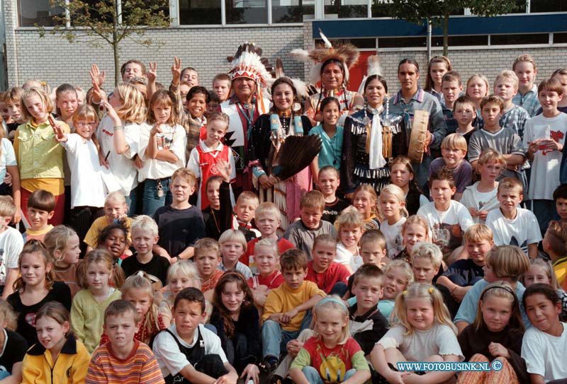 98092511.jpg - DE DORDTENAAR :DORDRECHTt:25-09-1998:SCHOOL DE KEERKRING OP DE OCKENBURG IN DORDRECHT ONTVANGEN VANDAAG ECHTE INDIANEN DIE IETS OVER HUN LAND EN LEEF WIJZEN VERTELLEN.Deze digitale foto blijft eigendom van FOTOPERSBURO BUSINK. Wij hanteren de voorwaarden van het N.V.F. en N.V.J. Gebruik van deze foto impliceert dat u bekend bent  en akkoord gaat met deze voorwaarden bij publicatie.EB/ETIENNE BUSINK