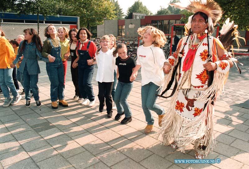 98092513.jpg - DE DORDTENAAR :DORDRECHTt:25-09-1998:SCHOOL DE KEERKRING OP DE OCKENBURG IN DORDRECHT ONTVANGEN VANDAAG ECHTE INDIANEN DIE IETS OVER HUN LAND EN LEEF WIJZEN VERTELLEN.Deze digitale foto blijft eigendom van FOTOPERSBURO BUSINK. Wij hanteren de voorwaarden van het N.V.F. en N.V.J. Gebruik van deze foto impliceert dat u bekend bent  en akkoord gaat met deze voorwaarden bij publicatie.EB/ETIENNE BUSINK