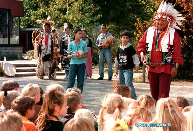 98092515.jpg - DE DORDTENAAR :DORDRECHTt:25-09-1998:SCHOOL DE KEERKRING OP DE OCKENBURG IN DORDRECHT ONTVANGEN VANDAAG ECHTE INDIANEN DIE IETS OVER HUN LAND EN LEEF WIJZEN VERTELLEN.Deze digitale foto blijft eigendom van FOTOPERSBURO BUSINK. Wij hanteren de voorwaarden van het N.V.F. en N.V.J. Gebruik van deze foto impliceert dat u bekend bent  en akkoord gaat met deze voorwaarden bij publicatie.EB/ETIENNE BUSINK