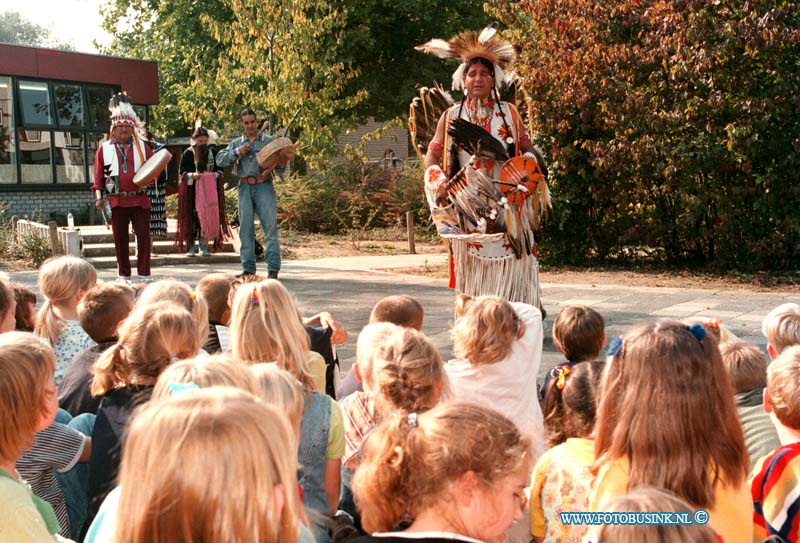 98092516.jpg - DE DORDTENAAR :DORDRECHTt:25-09-1998:SCHOOL DE KEERKRING OP DE OCKENBURG IN DORDRECHT ONTVANGEN VANDAAG ECHTE INDIANEN DIE IETS OVER HUN LAND EN LEEF WIJZEN VERTELLEN.Deze digitale foto blijft eigendom van FOTOPERSBURO BUSINK. Wij hanteren de voorwaarden van het N.V.F. en N.V.J. Gebruik van deze foto impliceert dat u bekend bent  en akkoord gaat met deze voorwaarden bij publicatie.EB/ETIENNE BUSINK