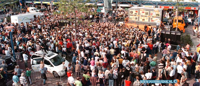 98092604.jpg - DE DORDTENAAR :DORDRECHT:26-09-1998:BIJ DE OPENING VAN HET VERNIEUWDE WC CRABBEHOF IN DORDRECHT RAAKTE MENING MEISJE UIT ZIJN ZINNEN BIJ HET OPTREDEN VAN DE KAST UIT FRIELAND OP .Deze digitale foto blijft eigendom van FOTOPERSBURO BUSINK. Wij hanteren de voorwaarden van het N.V.F. en N.V.J. Gebruik van deze foto impliceert dat u bekend bent  en akkoord gaat met deze voorwaarden bij publicatie.EB/ETIENNE BUSINK