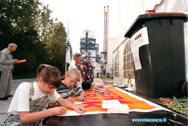 98092607.jpg - DE DORDTENAAR :DORDRECHT:LANDLIJKE OPENDAG  VUILVERBRANDING DE GEVUDO BAANHOEKWEG .Deze digitale foto blijft eigendom van FOTOPERSBURO BUSINK. Wij hanteren de voorwaarden van het N.V.F. en N.V.J. Gebruik van deze foto impliceert dat u bekend bent  en akkoord gaat met deze voorwaarden bij publicatie.EB/ETIENNE BUSINK