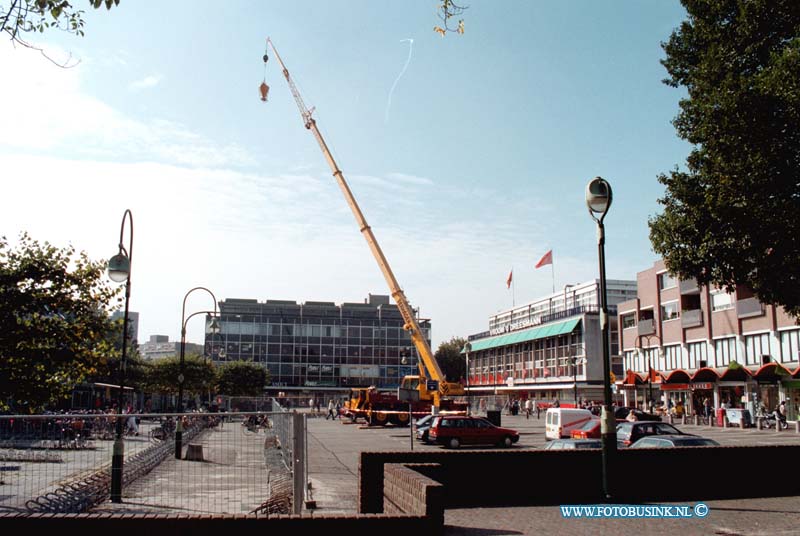 98092802.jpg - DE DORDTENAAR :DORDRECHT:28-09-1998:WOONTORENBOUW STATENPLEIN DORDT ZIE AAN KRAAN HOE HOOG HIJ WORDT GEZIEN VAN AF FOTO: DE NIEUWESTRAAT GEZEINDeze digitale foto blijft eigendom van FOTOPERSBURO BUSINK. Wij hanteren de voorwaarden van het N.V.F. en N.V.J. Gebruik van deze foto impliceert dat u bekend bent  en akkoord gaat met deze voorwaarden bij publicatie.EB/ETIENNE BUSINK