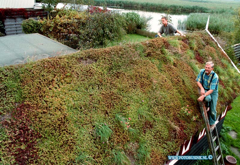 98092810.jpg - DE DORDTENAAR: MIDWEEK SPECIAALKINDERDIJK/ALBLASSERDAM:28-09-1998:DHR ADRIE HARTKOORN MET ZIJN BEDRIJF DIE DAKTUINEN AAN LEGT KINDERDIJK WEST 279.Deze digitale foto blijft eigendom van FOTOPERSBURO BUSINK. Wij hanteren de voorwaarden van het N.V.F. en N.V.J. Gebruik van deze foto impliceert dat u bekend bent  en akkoord gaat met deze voorwaarden bij publicatie.EB/ETIENNE BUSINK