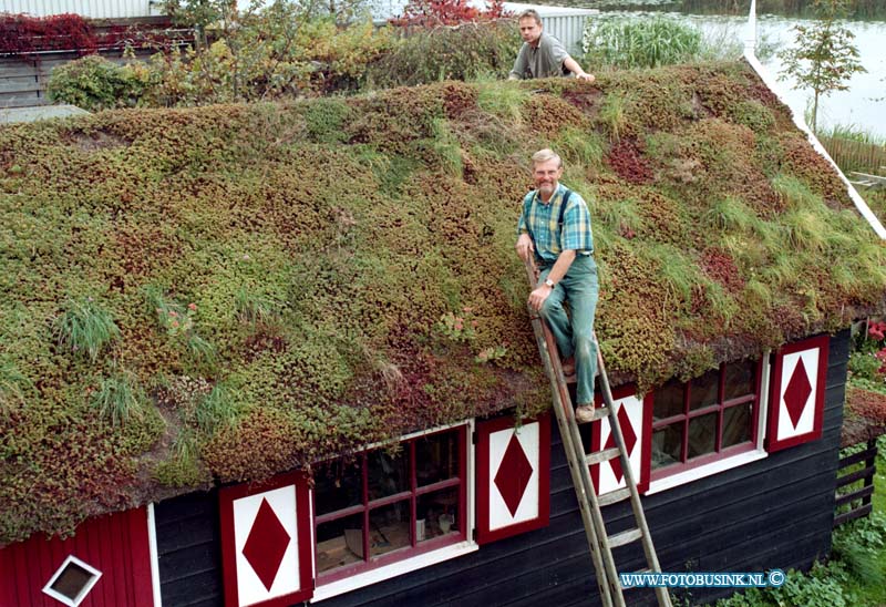 98092811.jpg - DE DORDTENAAR: MIDWEEK SPECIAALKINDERDIJK/ALBLASSERDAM:28-09-1998:DHR ADRIE HARTKOORN MET ZIJN BEDRIJF DIE DAKTUINEN AAN LEGT KINDERDIJK WEST 279.Deze digitale foto blijft eigendom van FOTOPERSBURO BUSINK. Wij hanteren de voorwaarden van het N.V.F. en N.V.J. Gebruik van deze foto impliceert dat u bekend bent  en akkoord gaat met deze voorwaarden bij publicatie.EB/ETIENNE BUSINK