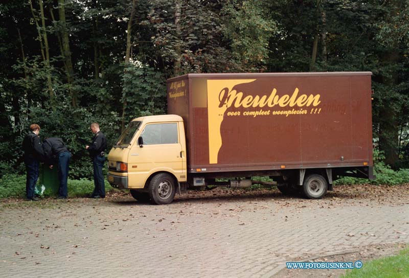 98092901.jpg - WFA :DORDRECHT:29-09-1998: RAADSEL ROND ONTVOERINGDORDRECHT/GORCHUM:twee manen van 35 en 45 jaar uit bergen op zoom hebben in de buurt van gorinchem rond 12.15 uur dinsfdag 29 september en onbekende man opgepikt en zijn daarna richting dordrecht gereden. zij reden in een bestelauto met gesloten laadbak in de buurt van dordrecht zijn de twee mannen door de onbekende man onder bedreiging van een klein vuurwapen,gedwongen plaats te nemen in de gesloten laadbak. toen ze zijn gaan rijden,hebben ze met de mobiele telefoon de poltie gebeld en gemeld dat ze zijn ontvoerd. de poltie heeft direkt een grote zoekactie op touw gezet om de auto te lokaliseren. uiteindelijk is de auto gevonden rond 13.00 uur in het recratiegebied de merwelanden in dordrecht. daar zijn ze bevrijd door een echtpaar. de poltie kwam ter plaatse en trof daar de lege bestelauto aan en de twee mannen,de mannen hadden geen duidelijke verklaring en zeiden dat de politie het maar als een grtap moest beschouwen. de poltie heeft de twee voor verhoor meegenomen naar het politie buro.de technische rechere is met een onderzoek bezig.met een speurhond is gezocht naar de onbewkende man. deze is echter niet neer aangetroffen.Deze digitale foto blijft eigendom van FOTOPERSBURO ARON Wij hanteren de voorwaarden van het N.V.F. en N.V.J. Gebruik van deze foto impliceert dat u bekend bent  en akkoord gaat met deze voorwaarden bij publicatie.FPB/ARON