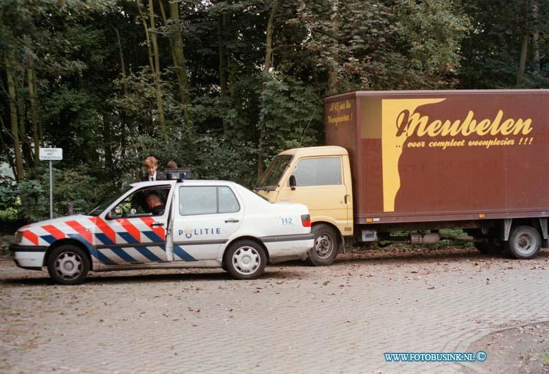 98092903.jpg - WFA :DORDRECHT:29-09-1998: RAADSEL ROND ONTVOERINGDORDRECHT/GORCHUM:twee manen van 35 en 45 jaar uit bergen op zoom hebben in de buurt van gorinchem rond 12.15 uur dinsfdag 29 september en onbekende man opgepikt en zijn daarna richting dordrecht gereden. zij reden in een bestelauto met gesloten laadbak in de buurt van dordrecht zijn de twee mannen door de onbekende man onder bedreiging van een klein vuurwapen,gedwongen plaats te nemen in de gesloten laadbak. toen ze zijn gaan rijden,hebben ze met de mobiele telefoon de poltie gebeld en gemeld dat ze zijn ontvoerd. de poltie heeft direkt een grote zoekactie op touw gezet om de auto te lokaliseren. uiteindelijk is de auto gevonden rond 13.00 uur in het recratiegebied de merwelanden in dordrecht. daar zijn ze bevrijd door een echtpaar. de poltie kwam ter plaatse en trof daar de lege bestelauto aan en de twee mannen,de mannen hadden geen duidelijke verklaring en zeiden dat de politie het maar als een grtap moest beschouwen. de poltie heeft de twee voor verhoor meegenomen naar het politie buro.de technische rechere is met een onderzoek bezig.met een speurhond is gezocht naar de onbewkende man. deze is echter niet neer aangetroffen.Deze digitale foto blijft eigendom van FOTOPERSBURO ARON Wij hanteren de voorwaarden van het N.V.F. en N.V.J. Gebruik van deze foto impliceert dat u bekend bent  en akkoord gaat met deze voorwaarden bij publicatie.FPB/ARON